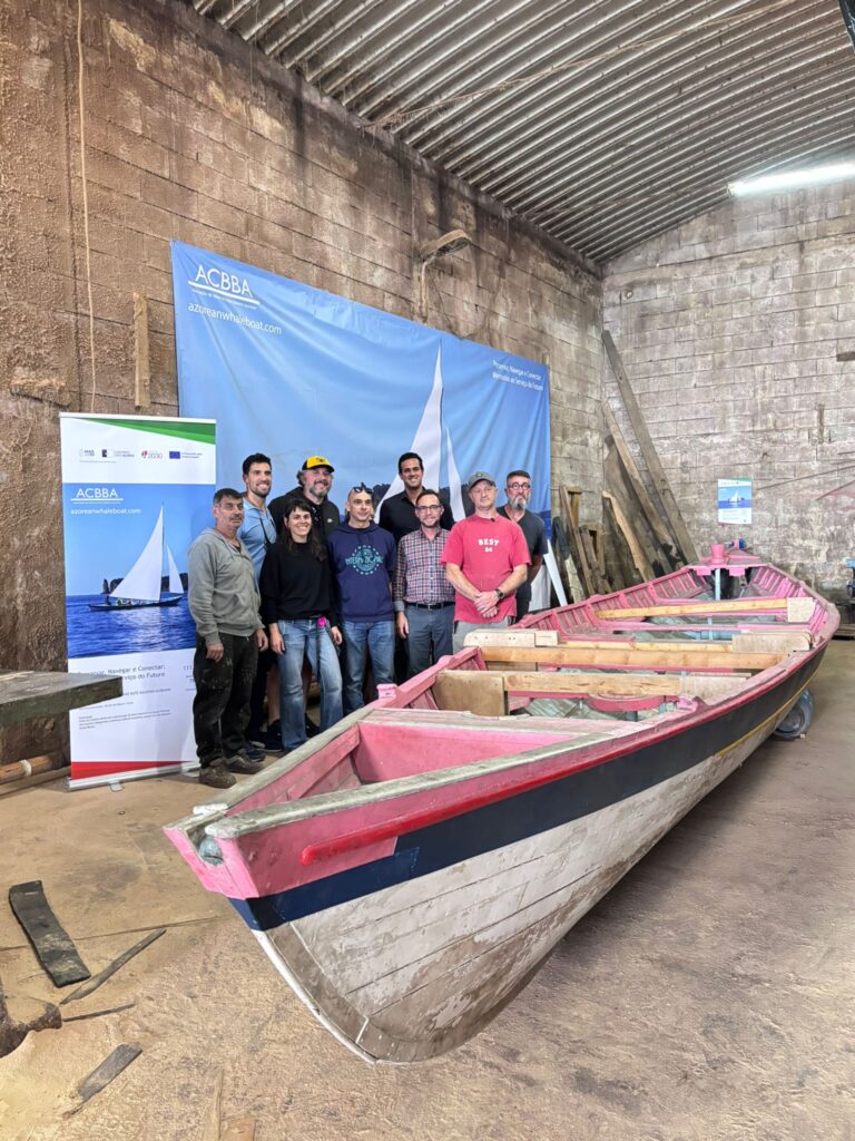 Associação de Classe do Bote Baleeiro Açoriano inicia reconstrução histórica do bote “Veloz” em ambiente de celebração.